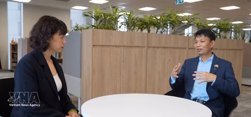 El profesor y doctor Nguyen Hoang Minh, especialista de la Universidad Tecnológica de Auckland (AUT) en la entrevista con la VNA. Foto: VNA