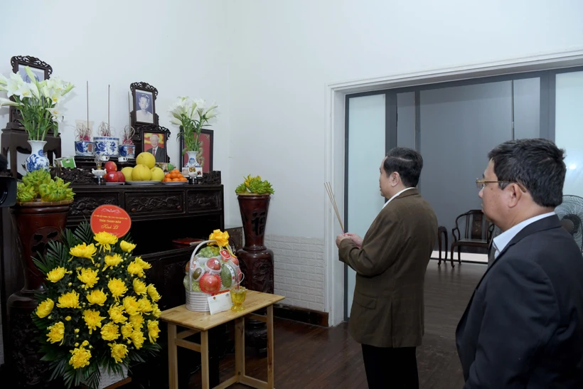 El presidente de la Asamblea Nacional, Tran Thanh Man, rinde homenaje al difunto secretario general del Partido Comunista Nguyen Phu Trong. (Foto: VNA)