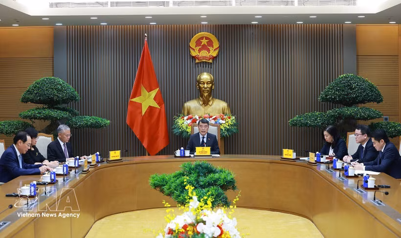 El primer ministro de Vietnam, Le Minh Hung, mantiene una conversación telefónica con su homólogo de los Países Bajos, Rob Jetten. Foto: VNA