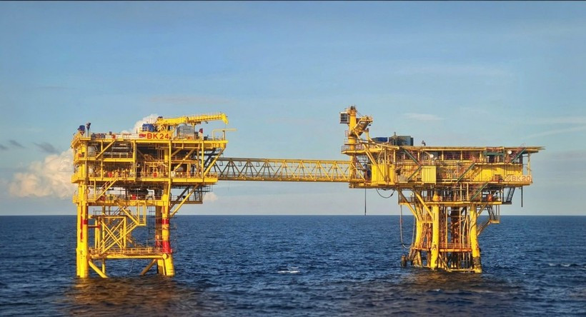 Finalización de la instalación de la plataforma BK-24 y su puente de conexión con la plataforma BK-20. (Foto: nangluongvietnam.vn)