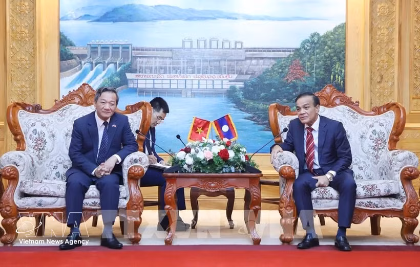 El embajador de Vietnam en Laos, Nguyen Minh Tam, sostiene una reunión de trabajo con Phouthanouphet Xaysombath, miembro del Comité Central del Partido Popular Revolucionario de Laos, secretario del Comité partidista y presidente del Consejo Popular de la provincia de Vientiane. (Foto: VNA)