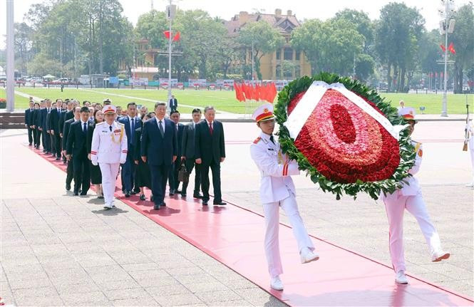 El secretario general del Partido Comunista de Vietnam, To Lam, y el secretario general del Partido Comunista y presidente de China, Xi Jinping, rinden homenaje al Presidente Ho Chi Minh. (Foto: VNA)