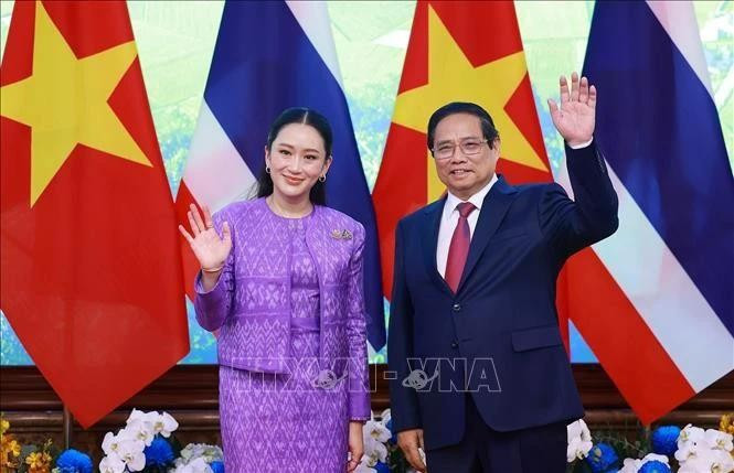 El primer ministro de Vietnam, Pham Minh Chinh, y su homóloga tailandesa, Paetongtarn Shinawatra. (Foto: VNA)