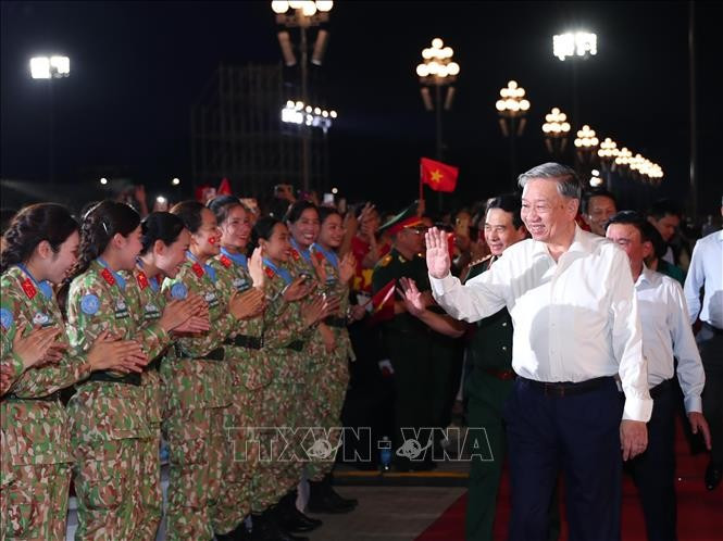 El secretario general del Partido Comunista de Vietnam, To Lam, asiste al programa. (Foto: VNA)