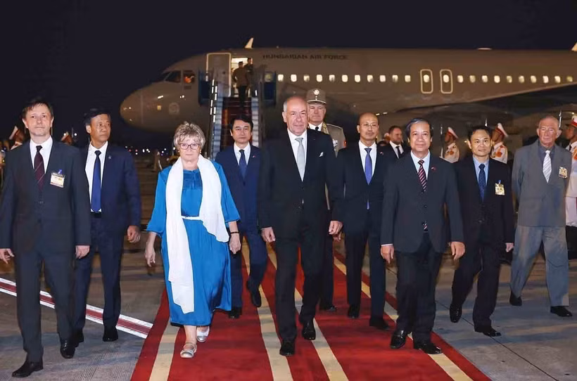 El presidente de Hungría, Sulyok Tamas, y su esposa, Nagy Zsuzsanna, arriban a Hanoi. (Foto: VNA)