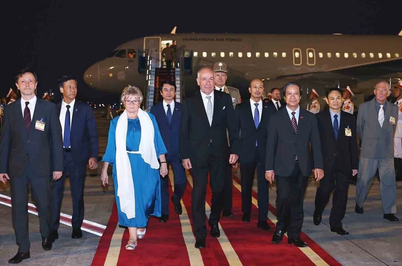 El presidente de Hungría, Sulyok Tamas, y su esposa, Nagy Zsuzsanna, arriban a Hanoi. (Foto: VNA)