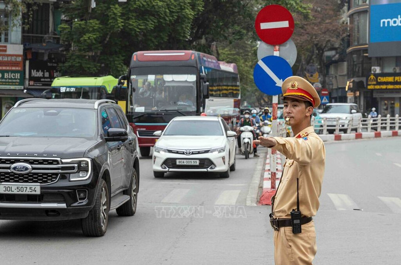 La policía de Hanoi regula el tráfico en vísperas de la celebración del Día Nacional. (Foto: VNA)