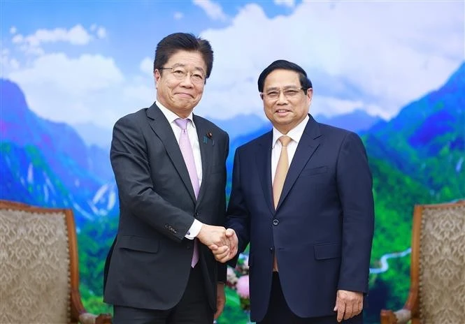 El primer ministro de Vietnam, Pham Minh Chinh, recibe al ministro de Finanzas japonés, Kato Katsunobu. (Foto: VNA)