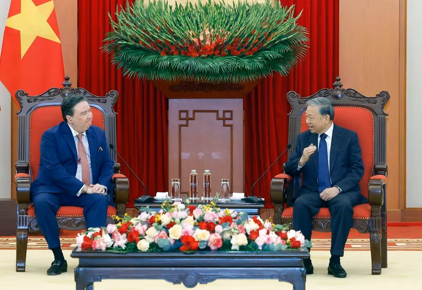 El secretario general del Partido Comunista de Vietnam, To Lam, recibe al embajador de Estados Unidos, Marc Knapper. (Foto: VNA)