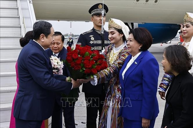 El presidente de la Asamblea Nacional de Vietnam, Tran Thanh Man, llega a Tashkent. (Foto: VNA)