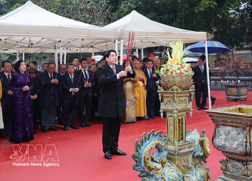 El presidente Luong Cuong rinde homenaje a los antepasados. Foto: VNA