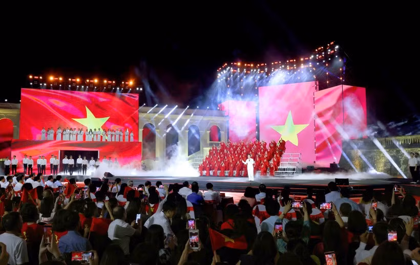 Una actuación en la Torre de la Bandera de Hanoi. Foto: VNA