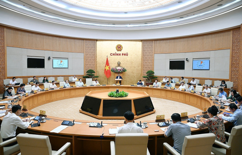El primer ministro de Vietnam, Pham Minh Chinh, habla en la reunión. (Foto: VNA)