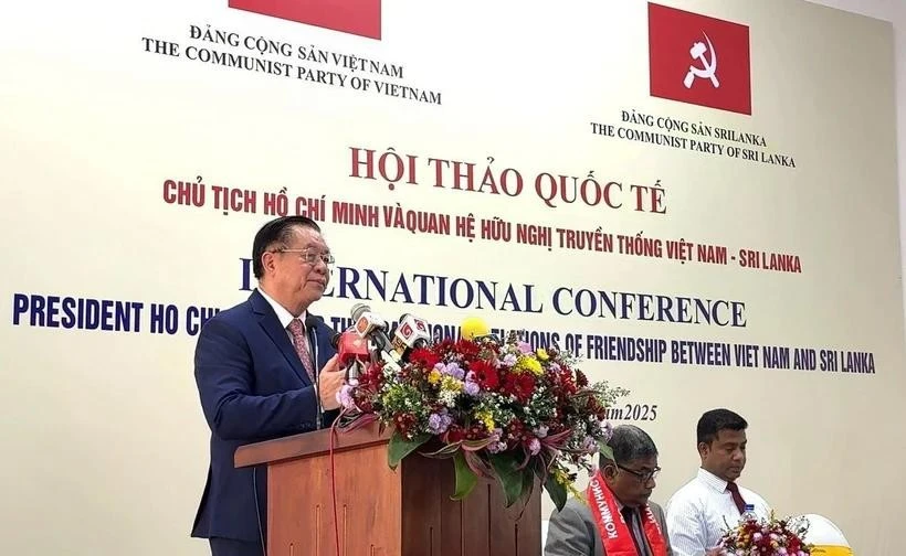 El jefe de la Comisión de Propaganda, Educación y Movilización de Masas del Partido Comunista de Vietnam, Nguyen Trong Nghia, habla en el seminario. (Foto; VNA)