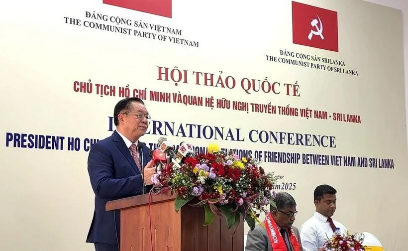 El jefe de la Comisión de Propaganda, Educación y Movilización de Masas del Partido Comunista de Vietnam, Nguyen Trong Nghia, habla en el seminario. (Foto; VNA)