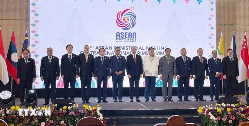 Los delegados posan para una foto. (Foto: VNA)
