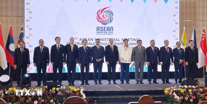 Los delegados posan para una foto. (Foto: VNA)