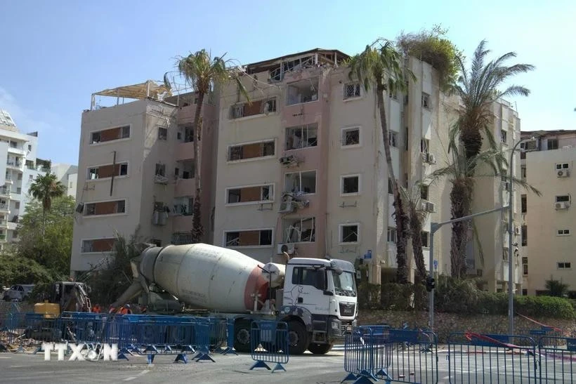 Un edificio de apartamentos en la calle Levy Eshkol, Tel Aviv, fue destruido por un misil la madrugada del 16 de junio de 2025. (Foto: VNA)