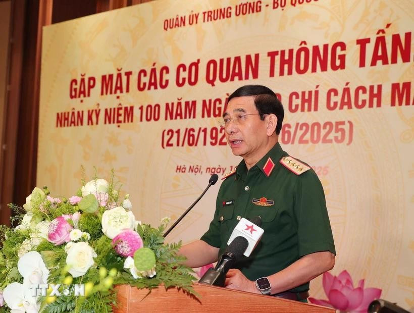 El general Phan Van Giang, miembro del Buró Político, vicesecretario de la Comisión Militar Central y ministro de Defensa de Vietnam, habla en la reunión. (Foto: VNA)