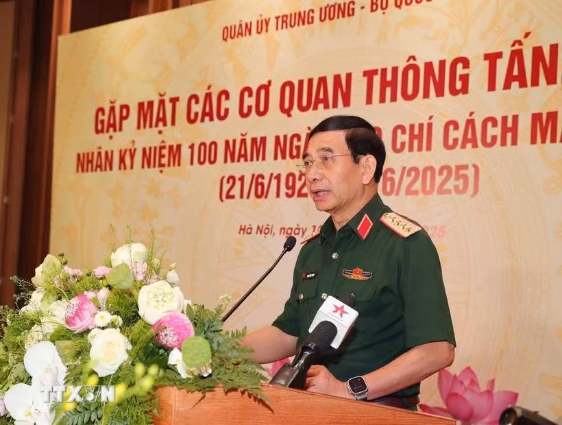 El general Phan Van Giang, miembro del Buró Político, vicesecretario de la Comisión Militar Central y ministro de Defensa de Vietnam, habla en la reunión. (Foto: VNA)