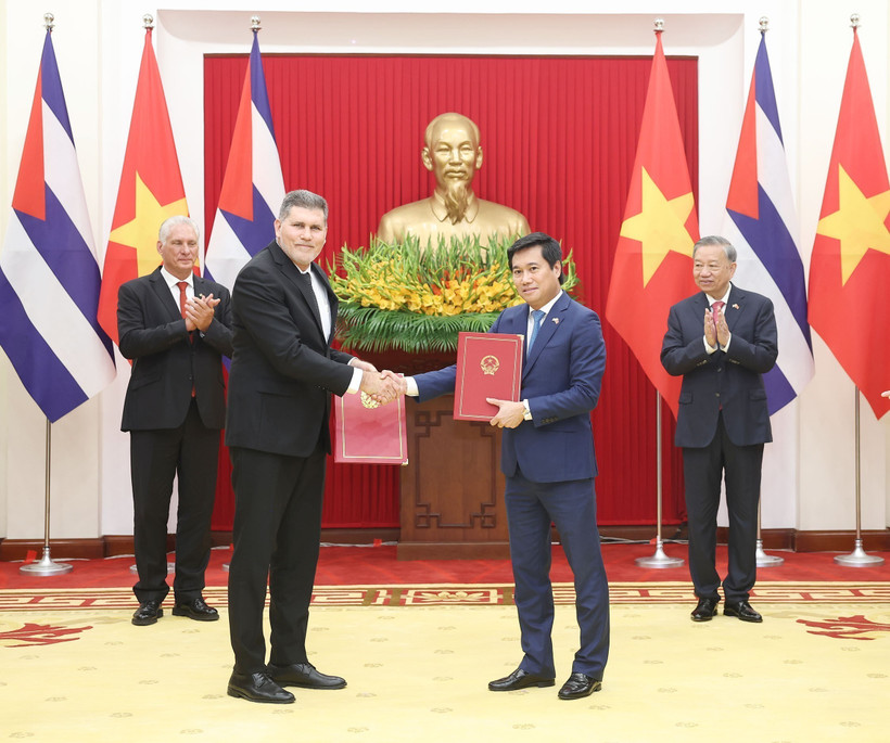 El secretario general del Partido Comunista de Vietnam, To Lam, y el primer secretario del Partido Comunista de Cuba y presidente de ese país, Miguel Díaz-Canel Bermúdez, presenciaron la ceremonia de entrega de documentos de cooperación. (Foto: VNA)
