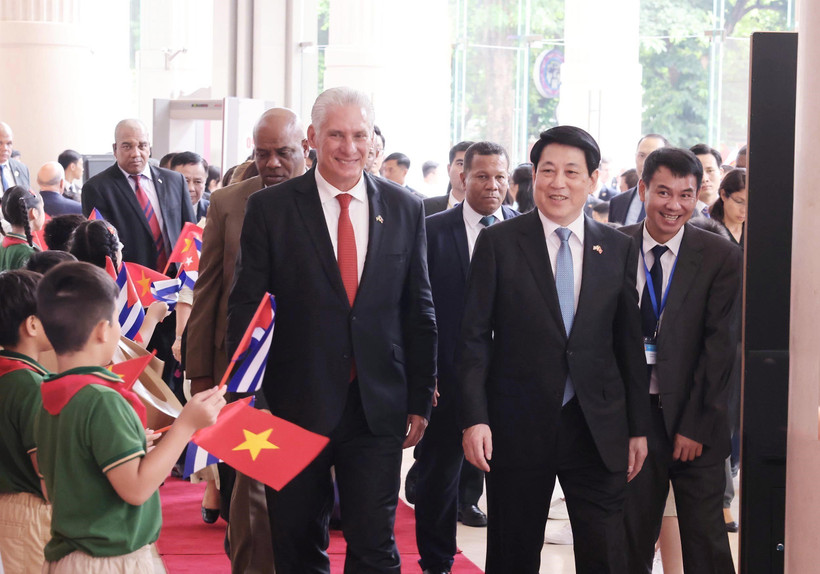 El presidente de Vietnam, Luong Cuong, y el primer secretario del Comité Central del Partido Comunista y presidente de Cuba, Miguel Díaz-Canel Bermúdez, en el acto. (Foto: VNA)