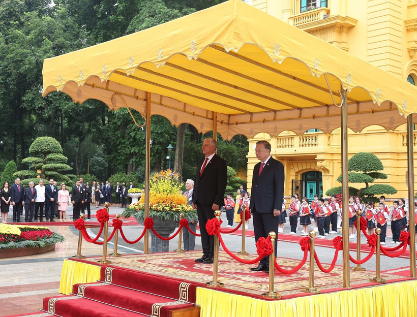 El secretario general To Lam y Díaz-Canel en la tribuna de honor, escuchando las bandas militares interpretar los himnos nacionales de Vietnam y Cuba. Foto: VNA