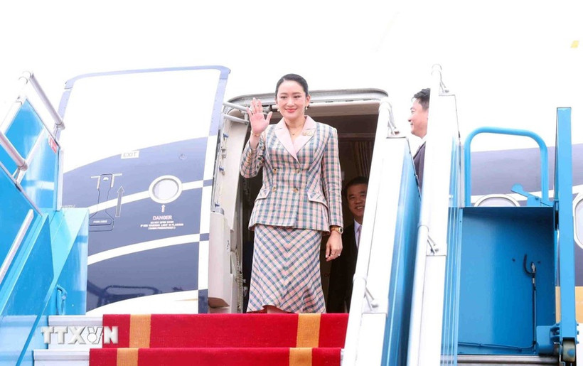 El primer ministro de Tailandia, Paetongtarn Shinawatra, llega a Hanoi. (Foto: VNA)