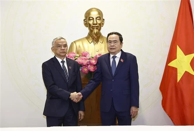 El presidente de la Asamblea Nacional de Vietnam, Tran Thanh Man, recibe al vicepresidente de la Asamblea Nacional de Laos, Sommad Pholsena, (Foto: VNA)