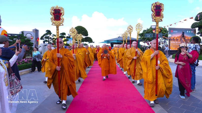 Día de Vesak de la ONU 2025: oraciones por la paz mundial y plantación de 108 árboles Bodhi en el monte Ba Den, provincia de Tây Ninh. (Foto: VNA)
