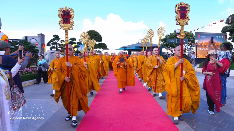 Día de Vesak de la ONU 2025: oraciones por la paz mundial y plantación de 108 árboles Bodhi en el monte Ba Den, provincia de Tây Ninh. (Foto: VNA)