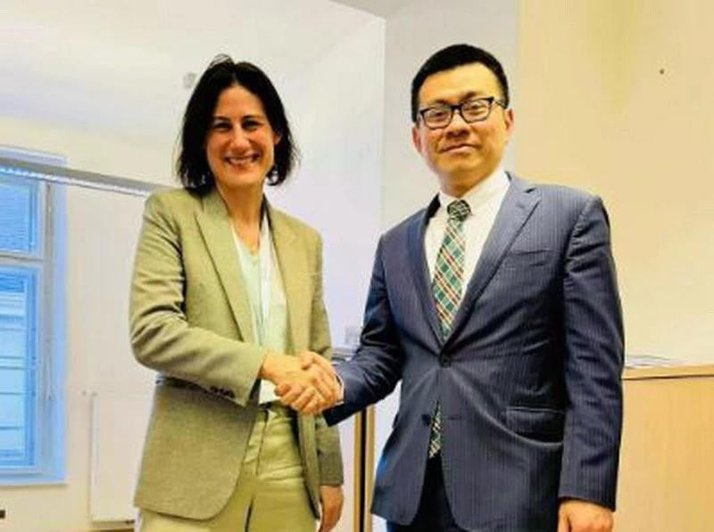 El embajador de Vietnam, Vu Le Thai Hoang, y Claudia Reinprecht, embajadora de Tecnología del Ministerio de Relaciones Exteriores de Austria. (Foto: VNA)