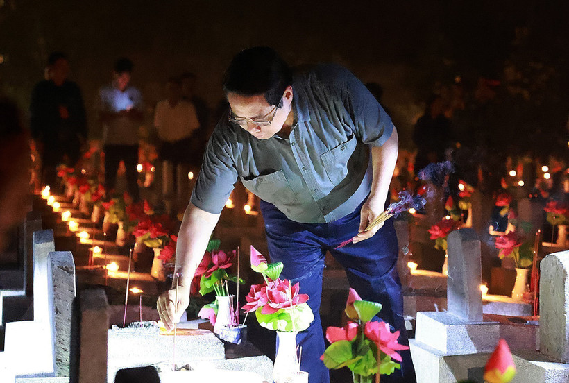 El primer ministro de Vietnam, Pham Minh Chinh, rinde homenaje a los caídos. (Foto: VNA)