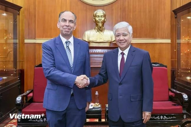 El presidente del Comité Central del Frente de la Patria de Vietnam (FPV), Do Van Chien, recibe al embajador de Cubal, Rogelio Polanco Fuentes. (Foto: Vietnam+)