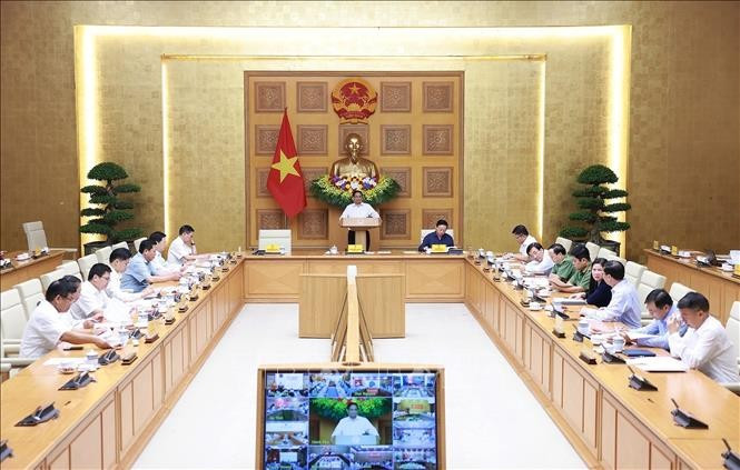 El primer ministro Pham Minh Chinh preside la reunión. (Foto: VNA)