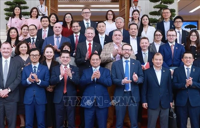 El primer ministro de Vietnam, Pham Minh Chinh, y representantes empresariales británicas. (Foto: VNA)