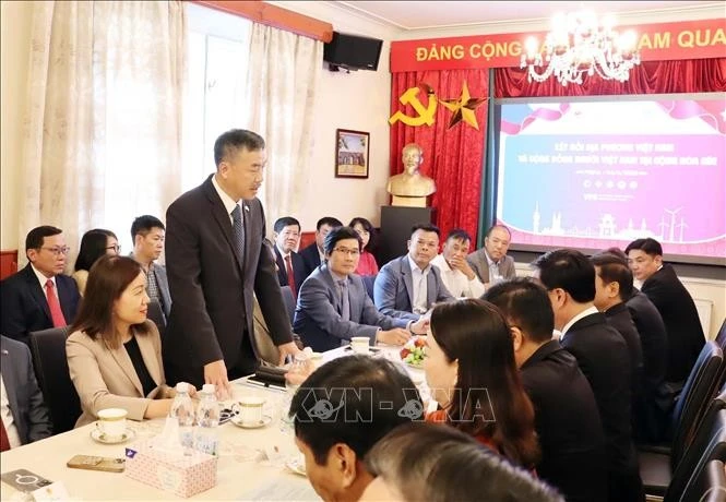 El embajador de Vietnam en Praga, Duong Hoai Nam, en el encuentro con los delegados empresariales. (Foto: VNA)