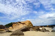 La belleza de la playa de Son Tra en Quang Ngai