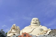 Mayor estatua de Buda Maitreya en la cima de una montaña de Asia impresiona a los visitantes