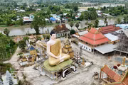 Imponente complejo de estatuas budistas en un templo khmer de An Giang