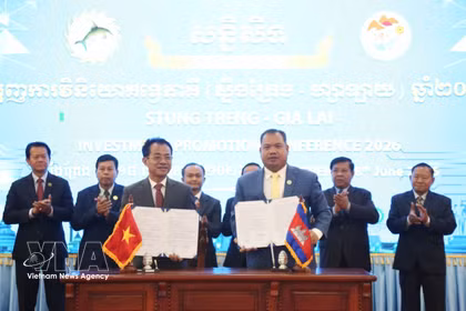 En el acto de firma del acuerdo para el estudio de inversiones en plantaciones forestales a gran escala entre Stung Treng y la empresa Phu Tai de Gia Lai. (Fuente: VNA)