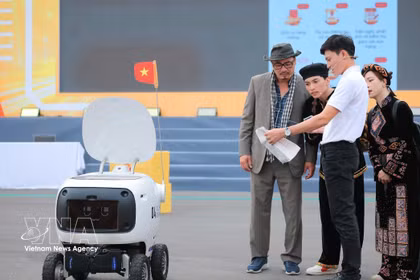 Robots realiza automaticamente actividades en el "Foro Nacional sobre el Desarrollo de Empresas Tecnológicas Vietnamitas en 2025". (Foto: VNA)