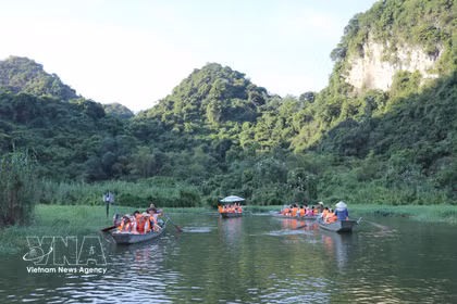 Turistas en el Jardín de Aves Thung Nham, barrio de Nam Hoa Lu, provincia de Ninh Binh. (Foto de : VNA)