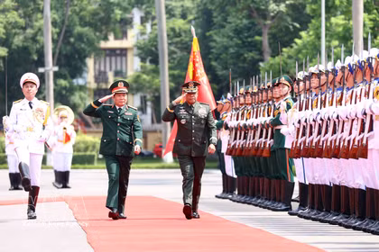 El general Nguyen Tan Cuong, jefe del Estado Mayor General del Ejército Popular de Vietnam y viceministro de Defensa, y el general Romeo Brawner Junior, jefe del Estado Mayor de las Fuerzas Armadas de Filipinas, en el acto de bienvenida. (Fuente: VNA)