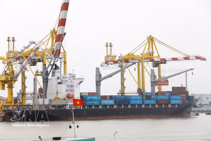 Las actividades de carga y descarga de mercancías de importación y exportación en el puerto de MPC Hai Phong. (Fuente: VNA)