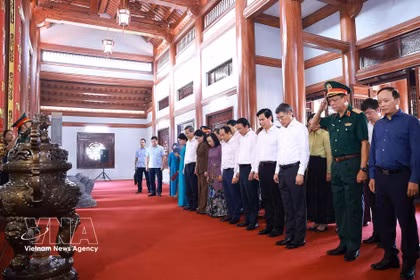El primer ministro Le Minh Hung rinde homenaje a los héroes y mártires en el Cementerio de los Mártires de Lang Son. (Fuente: VNA)