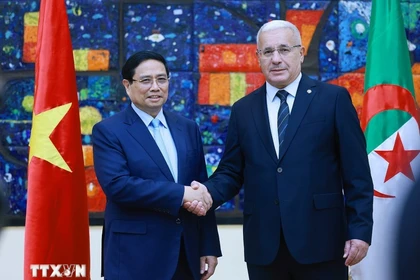 El primer ministro vietnamita, Pham Minh Chinh, se reúne con el presidente de la Asamblea Nacional Popular (APN) de Argelia, Ibrahim Boughali. (Fuente: VNA)