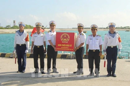 El comandante de la isla Song Tu Tay recibió las urnas del grupo de trabajo de la Brigada 146, Región 4 de la Armada. (Fuente: VNA)