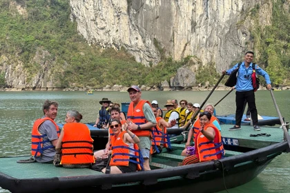 Turistas extranjeros en la bahía de Ha Long. (Fuente: thanhnien.vn)