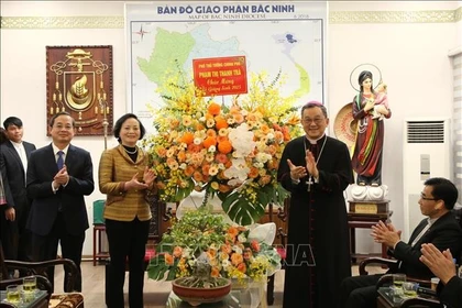 La viceprimera ministra Pham Thi Thanh Tra (segunda desde la derecha) entrega flores para felicitar a la Diócesis Bac Ninh. (Foto: VNA)
